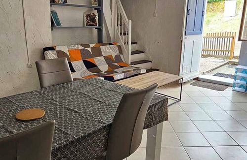 Saint-Pierre-sur-Orthe House | The stadium house