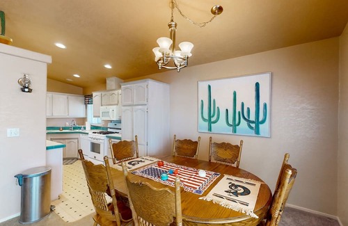 Meadview House | 3bd, dog-friendly home with central AC