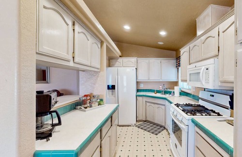 Meadview House | 3bd, dog-friendly home with central AC