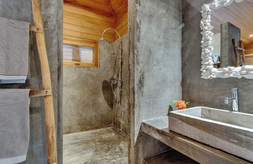 Belnem Villa | Extraordinary Oceanfront Villa: The Lake