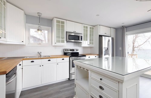 Stoney Creek Cottage | Beautiful 3Br Waterfront Cottage Located Directly on Lake Ontario!