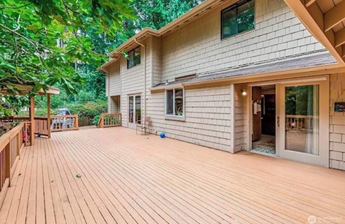 Lake Hills House | 10 min walk to Downtown - Large 7 bedroom house