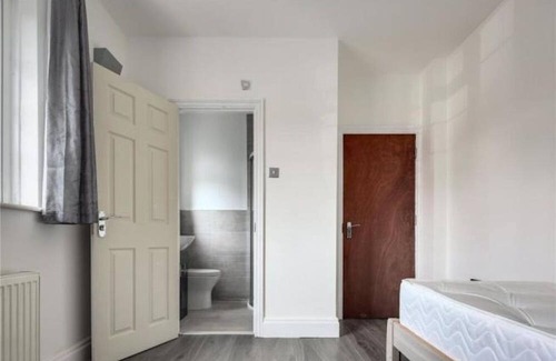 Tower Hamlets House | Limehouse Townhomes A 4-bedroom 3-bathroom Townhome with a Private Garden