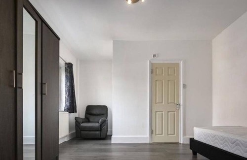 Tower Hamlets House | Limehouse Townhomes A 4-bedroom 3-bathroom Townhome with a Private Garden