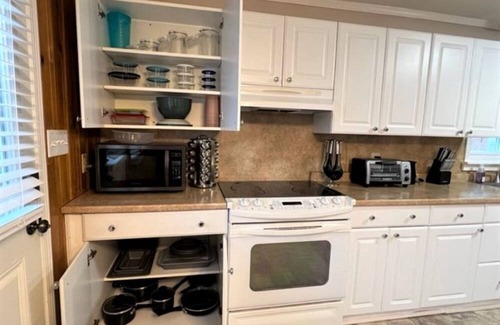 Prestonia House | Easy Walk to Expo Center & KY Kingdom ~ Airport 1 mi ~ Bourbon Tour ~ Sleeps 10