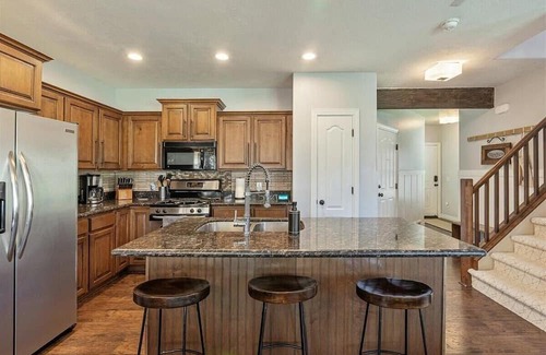 Draper House | New! Mountain Escape | Theatre | Grill | Sauna