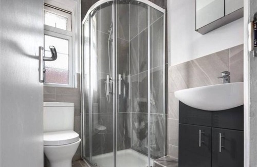 Tower Hamlets House | Limehouse Townhomes Modern 4-bedroom 3-bathroom Townhome with a Private Garden