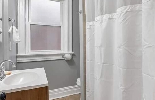 Shaw House | Historic, Second Floor Unit in Shaw Community STL 2E