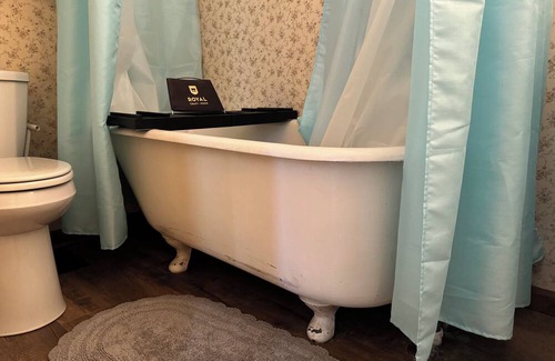 Gnaw Bone House | Peaceful home minutes from town. Hot tub, fire pit, game room. Dog friendly!