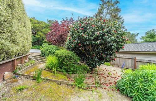 Northeast Carmel Cottage | 12 Oaks – Romantic Getaway for 2! Walk to Beach, Dining, & Shopping