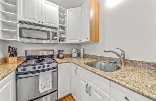 Northeast Carmel Cottage | 12 Oaks – Romantic Getaway for 2! Walk to Beach, Dining, & Shopping