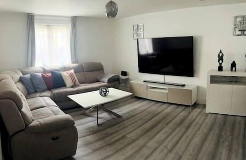 Heath Apartment | Brilliant Apartment on the ground floor, stunning and spacious reception.