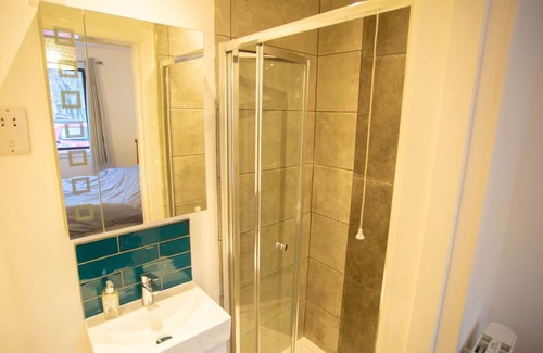 Glen Urquhart Apartment | Beautiful apartment for 2 people with WIFI, TV, patio and parking