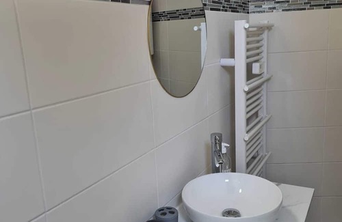 Les Puces de Saint-Ouen Apartment | Vrbo Property