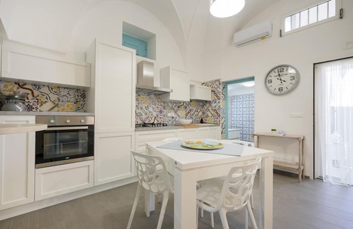 Speziale House | Holiday Home 'Casa Lauviah' with Private Terrace, Wi-Fi and Air Conditioning