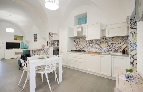 Speziale House | Holiday Home 'Casa Lauviah' with Private Terrace, Wi-Fi and Air Conditioning