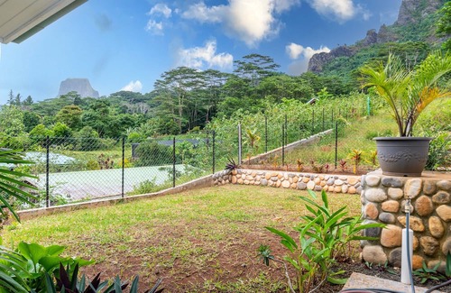 Paopao House | Painapo Lodge 2BR Valley View Paopao Moorea