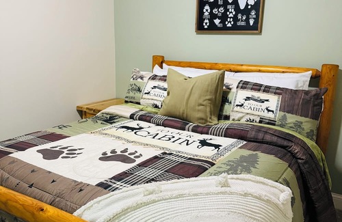 Birch Run Township Cabin | Unit 5 Secluded Woodsy Cabin Retreat with Modern Comforts Near Frankenmuth
