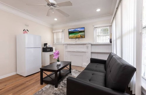 Vernon Apartment | Spacious 1 Bedroom in LA Sleeps 4