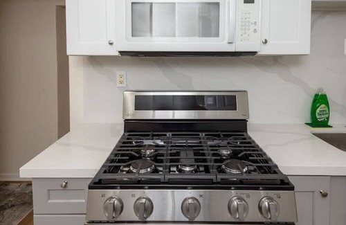 Vernon Apartment | Exposition Park Apt. Sleeps 4