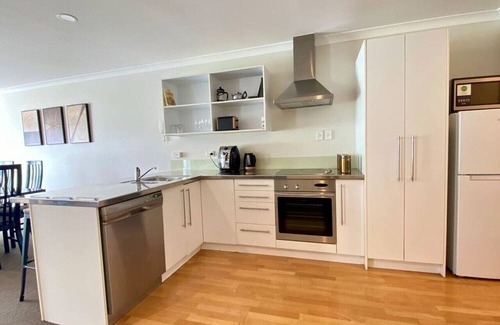 Hamilton Apartment | Warm and plush, inner-city apartment with mod furnishings and tasteful artwork