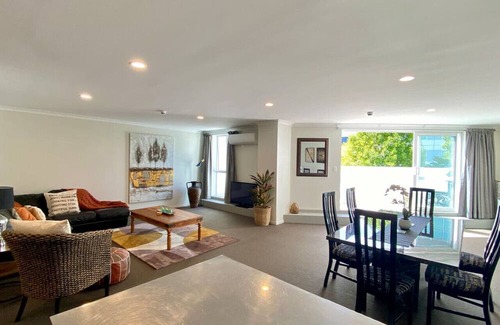 Hamilton Apartment | Warm and plush, inner-city apartment with mod furnishings and tasteful artwork
