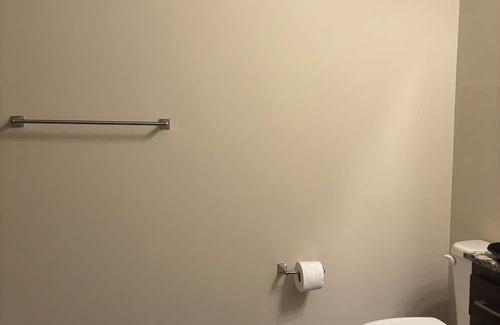 Saratoga Springs Apartment | Modern, Pet Friendly Apartment For Labor Day weekend, 5 Minutes to Track & Town