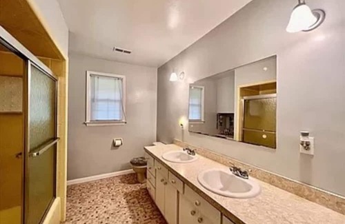 Great Bridge East House | Cozy 2-bedroom house with all amenities in Chesapeake, Va.