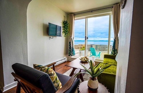 Alki Apartment | Waterfront Oasis 2-BR Apt near Alki Beach