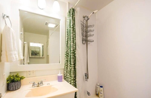 Alki Apartment | Waterfront Oasis 2-BR Apt near Alki Beach