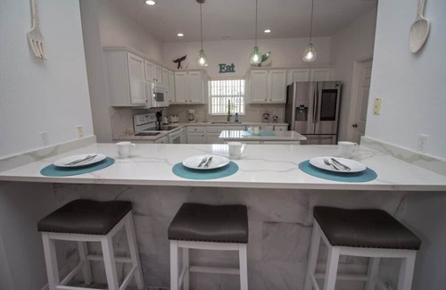 Lindfields House | NEWLY RENOVATED Kitchen and bathrooms- 3 bed, South-facing Pool, 3 miles to Disney, family friendly