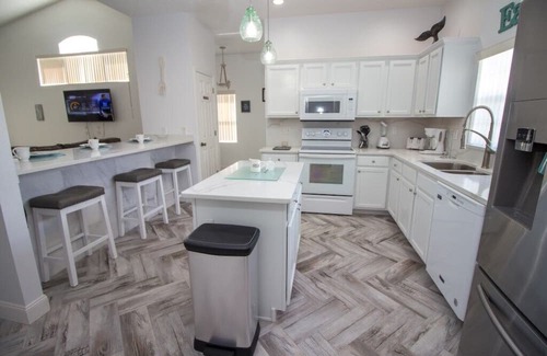 Lindfields House | NEWLY RENOVATED Kitchen and bathrooms- 3 bed, South-facing Pool, 3 miles to Disney, family friendly