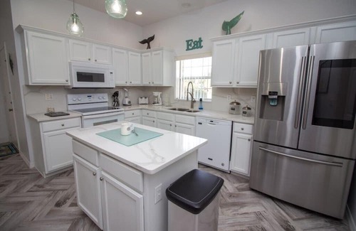 Lindfields House | NEWLY RENOVATED Kitchen and bathrooms- 3 bed, South-facing Pool, 3 miles to Disney, family friendly