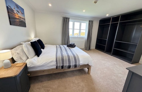 Newport House | Amazing sea views. Fully refurbished. Sleeps 6. Dog friendly.