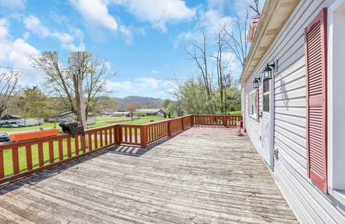 Laurelville Cottage | Cozy County Cottage Conveniently located in Laurelville Ohio.