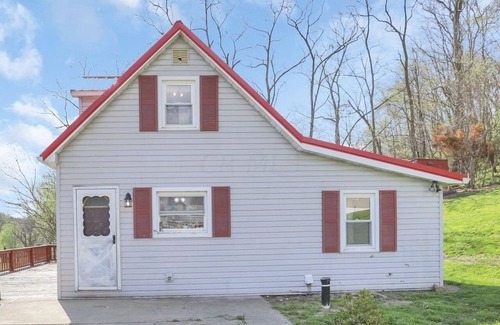 Laurelville Cottage | Cozy County Cottage Conveniently located in Laurelville Ohio.