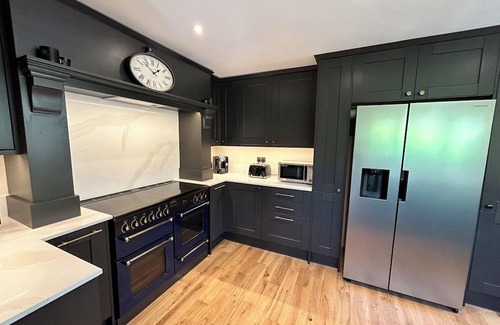 Cranleigh House | Cranleigh home w/great room & annexe. 4 bedrooms, sleeps 7+