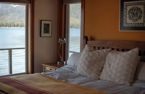 Petersburg House | Serene retreat, just 15 minutes away from Downtown Petersburg!