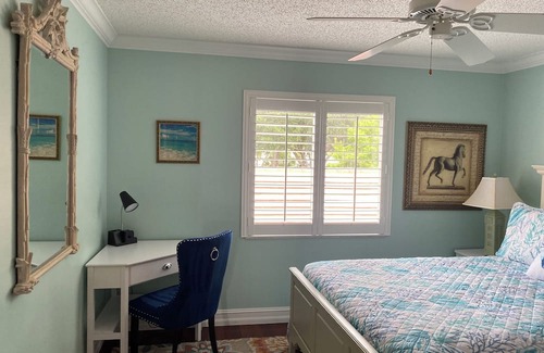 Naples Condo | TURNKEY 2 Bed/bath+Large den/office or 3rd bedroom, including golf membership
