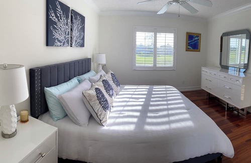 Naples Condo | TURNKEY 2 Bed/bath+Large den/office or 3rd bedroom, including golf membership