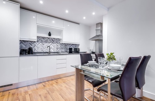 Bordesley Apartment | Serenity Suite SLEEPS 6 FREE PARKING, Pool Table and Netflix - ELYSIUM STAYS