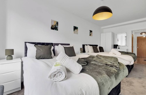 Bordesley Apartment | Serenity Suite SLEEPS 6 FREE PARKING, Pool Table and Netflix - ELYSIUM STAYS