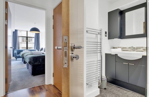 Bordesley Apartment | Serenity Suite SLEEPS 6 FREE PARKING, Pool Table and Netflix - ELYSIUM STAYS
