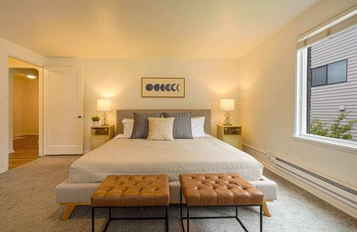 Alki Apartment | Waterfront Penthouse with Panoramic Views near Alki