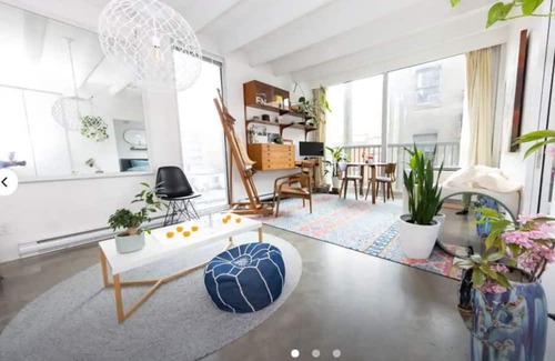 Peaceful Artists Garden Loft in the heart of Vancouver Chinatown. Pet ...