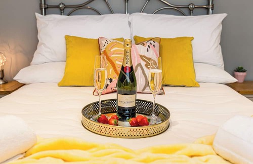 St Leonards Apartment | Spacious garden apartment, sleeps 3 w/ parking