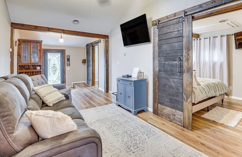 Craig Beach Cottage | Romantic Getaway by the Lake!