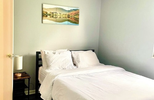 Olathe House | Pet friendly 3bdr with King