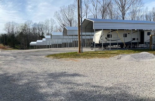 Frogue RV Rental | RV Campground located just 1 mile away from Dale Hollow Lake State Park.