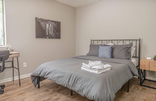 Columbus Apartment | Comfy 2 bedroom Travel Apt